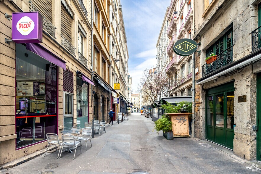 Office in Lyon for lease - Building Photo - Image 2 of 3