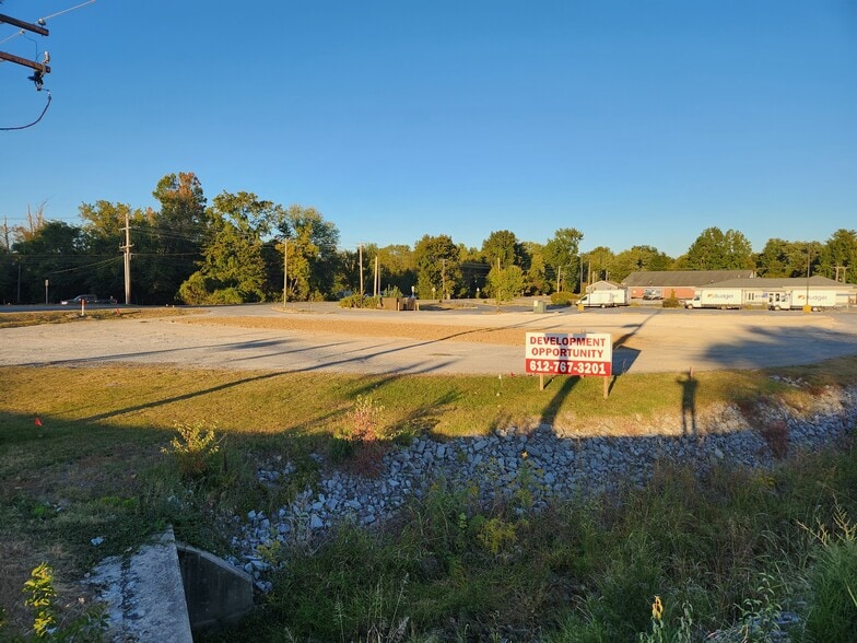1915-1921 W Sycamore St, Carbondale, IL for sale - Building Photo - Image 1 of 10