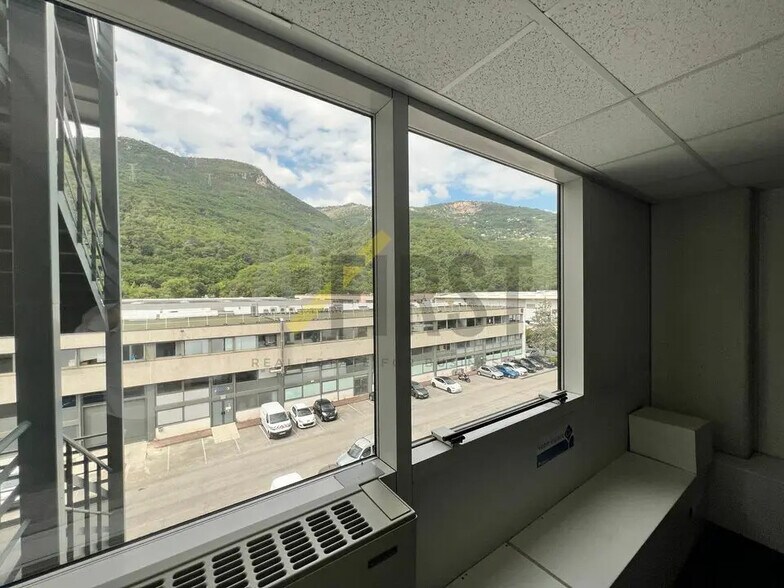 Office in Carros for lease - Building Photo - Image 3 of 5