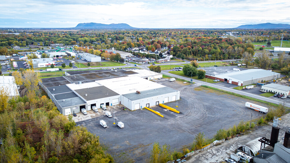 2000 Boul Industriel, Chambly, QC for lease - Building Photo - Image 2 of 12