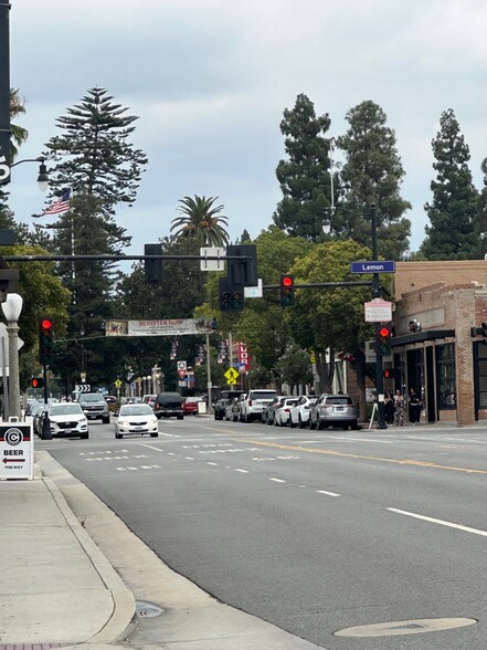 402 W Chapman Ave, Orange, CA for lease - Building Photo - Image 3 of 8