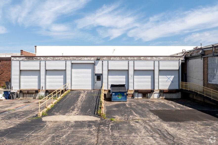 1200 Saint Charles St, Elgin, IL for lease - Building Photo - Image 3 of 4