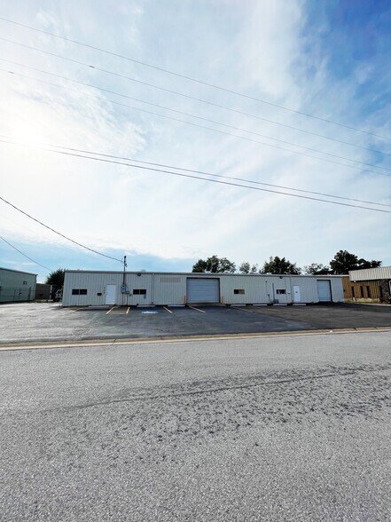 1102 Shaver St, Springdale, AR for sale - Building Photo - Image 1 of 1