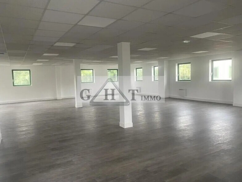 Office in Viry-Châtillon for lease - Interior Photo - Image 1 of 5