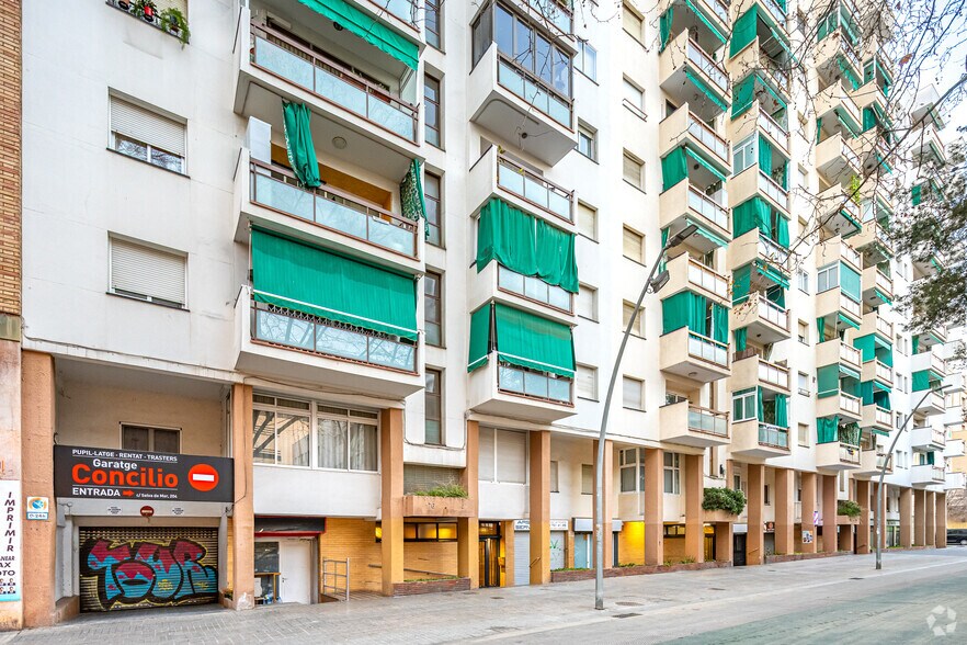 Retail in Barcelona, Barcelona for lease - Building Photo - Image 2 of 3