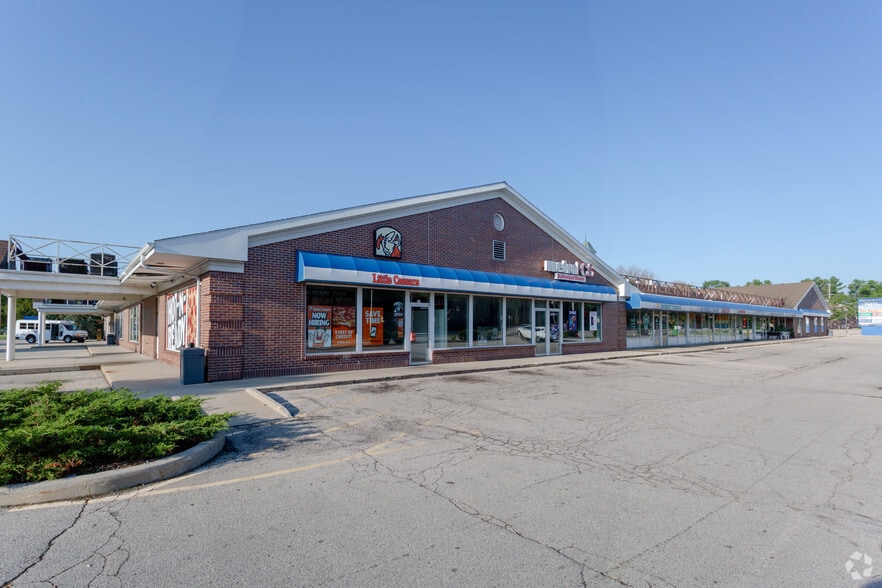 101-143 W Sunset Dr, Waukesha, WI for lease - Building Photo - Image 2 of 3
