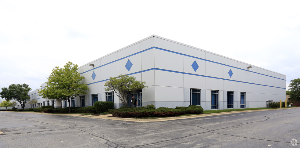 14-52 Congress Cir, Roselle, IL for sale - Building Photo - Image 1 of 8