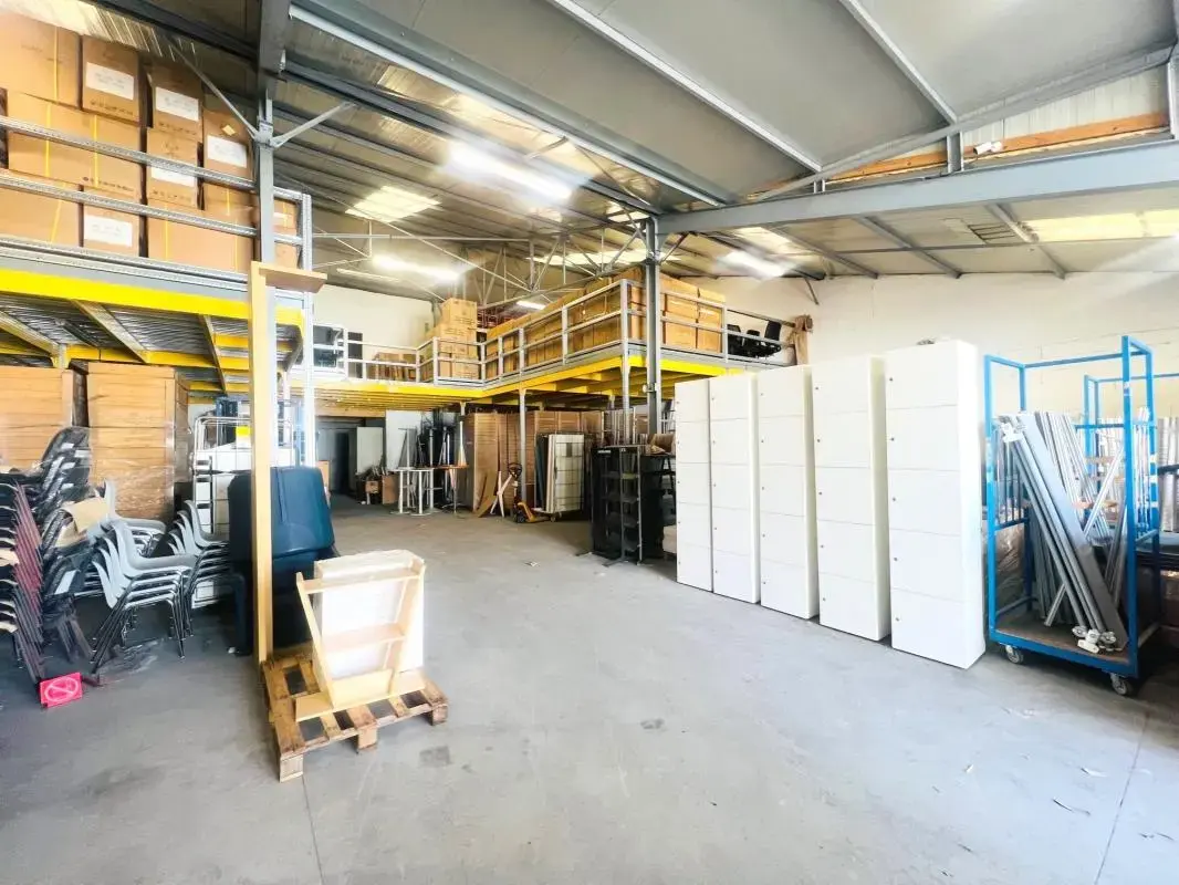 Industrial in Aulnay-sur-Mauldre for sale Interior Photo- Image 1 of 9