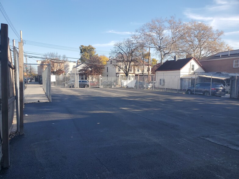 424 Glenmore ave, Brooklyn, NY for lease - Primary Photo - Image 1 of 3