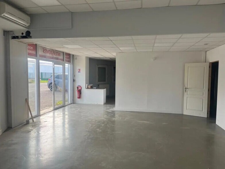 Flex in Montauban for lease - Interior Photo - Image 2 of 5