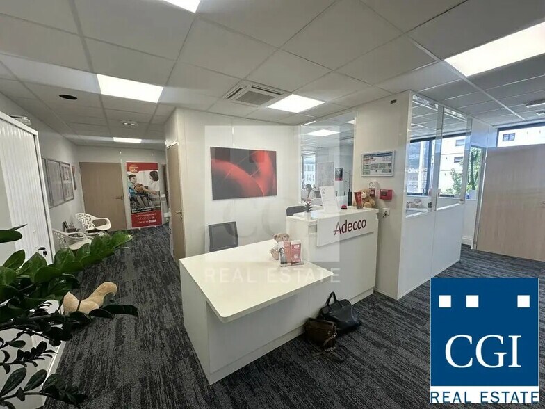 Office in Seyssinet-Pariset for lease - Interior Photo - Image 1 of 7