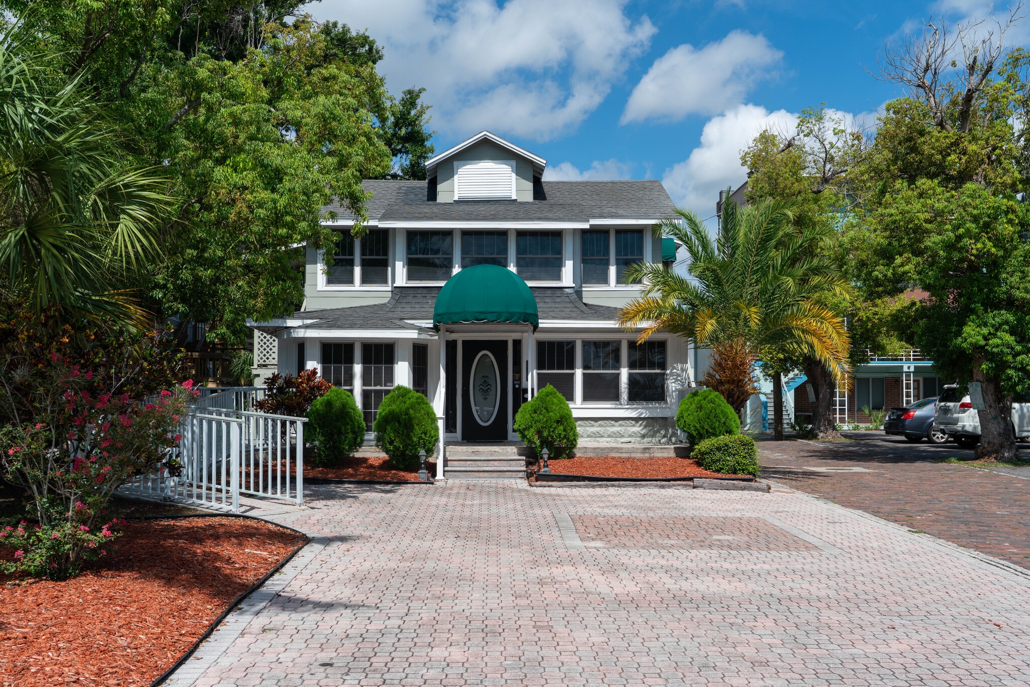 216 Mirror Lake Dr N, Saint Petersburg, FL for lease Building Photo- Image 1 of 23