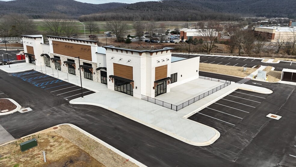 2626 Carl T Jones SE Dr, Huntsville, AL for lease - Building Photo - Image 2 of 5