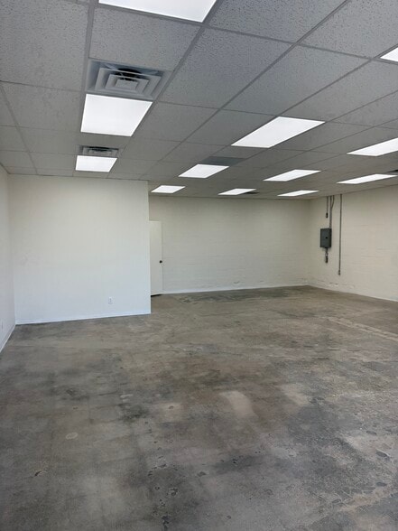 21317 Devonshire St, Chatsworth, CA for lease - Building Photo - Image 3 of 4