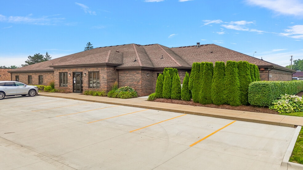 25990 Kelly Rd, Roseville, MI for lease - Building Photo - Image 1 of 3