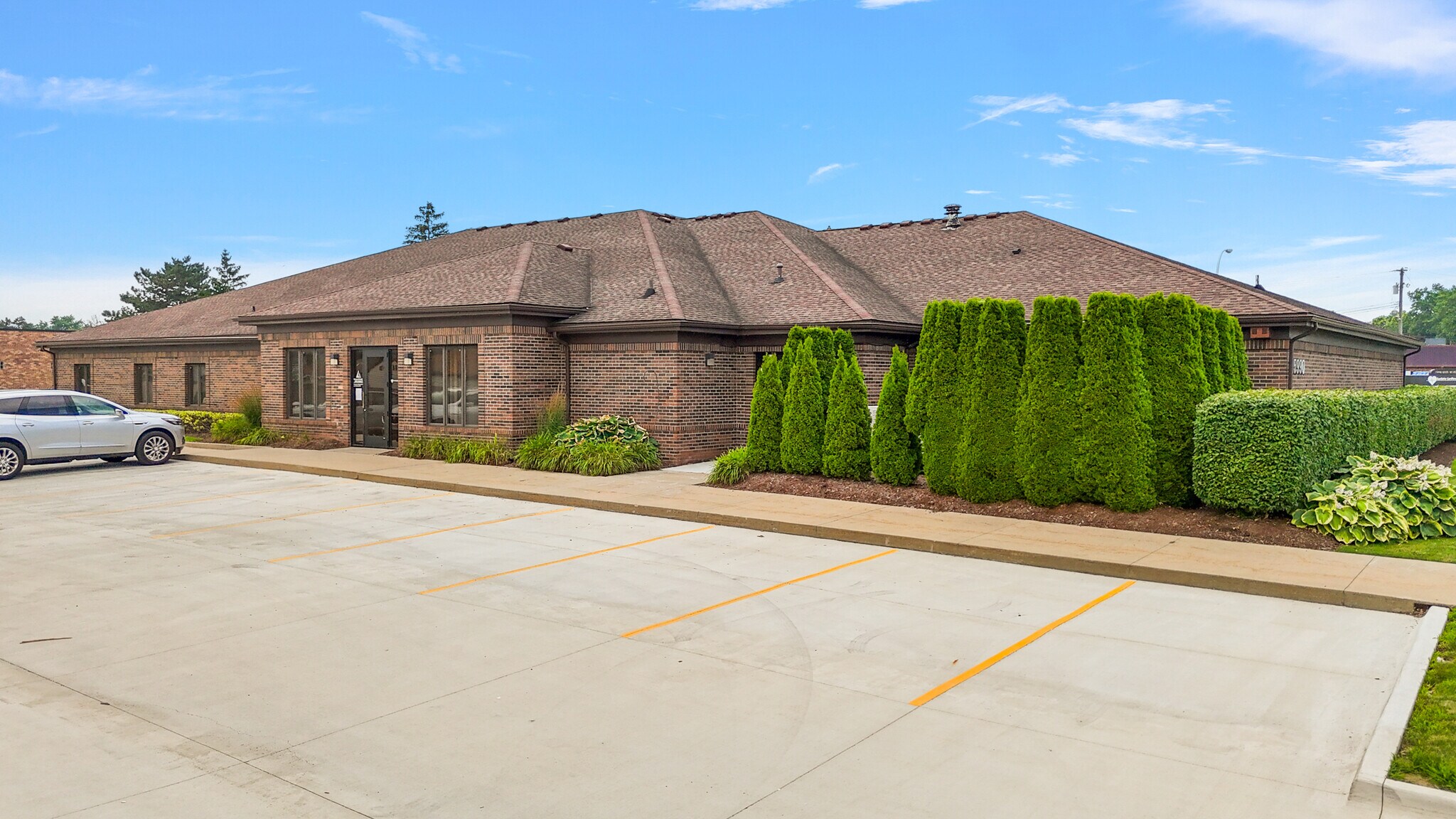 25990 Kelly Rd, Roseville, MI for lease Building Photo- Image 1 of 4