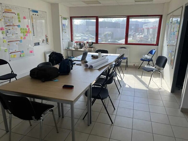 Flex in Orvault for lease - Building Photo - Image 3 of 10