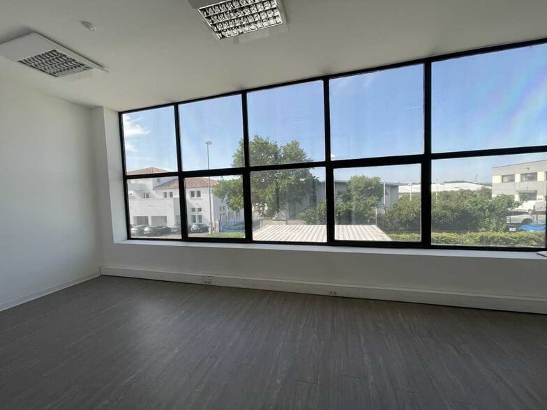 235 Rue Tourmaline, Éguilles for lease - Interior Photo - Image 2 of 6