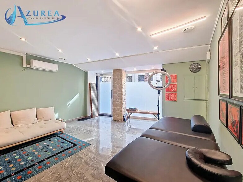 Retail in Nice for lease - Interior Photo - Image 2 of 6