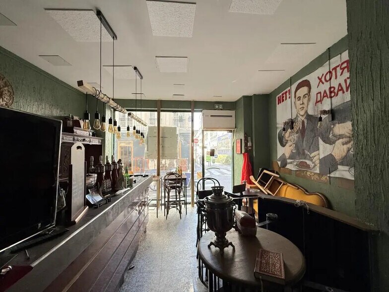 Retail in Paris for lease - Building Photo - Image 3 of 5