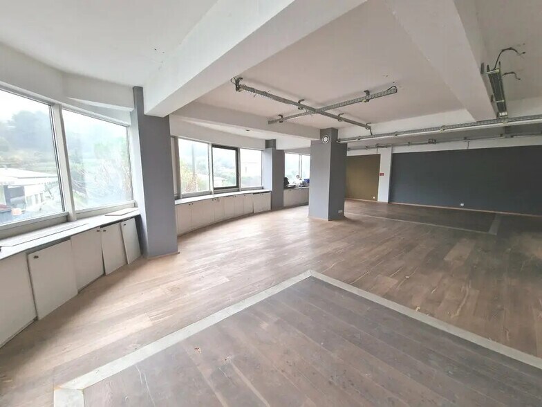 Office in Le Cannet for lease - Interior Photo - Image 1 of 5