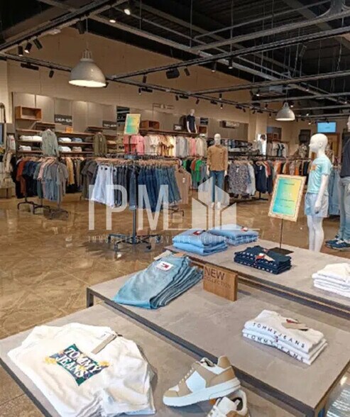 Retail in Istres for lease - Interior Photo - Image 1 of 4