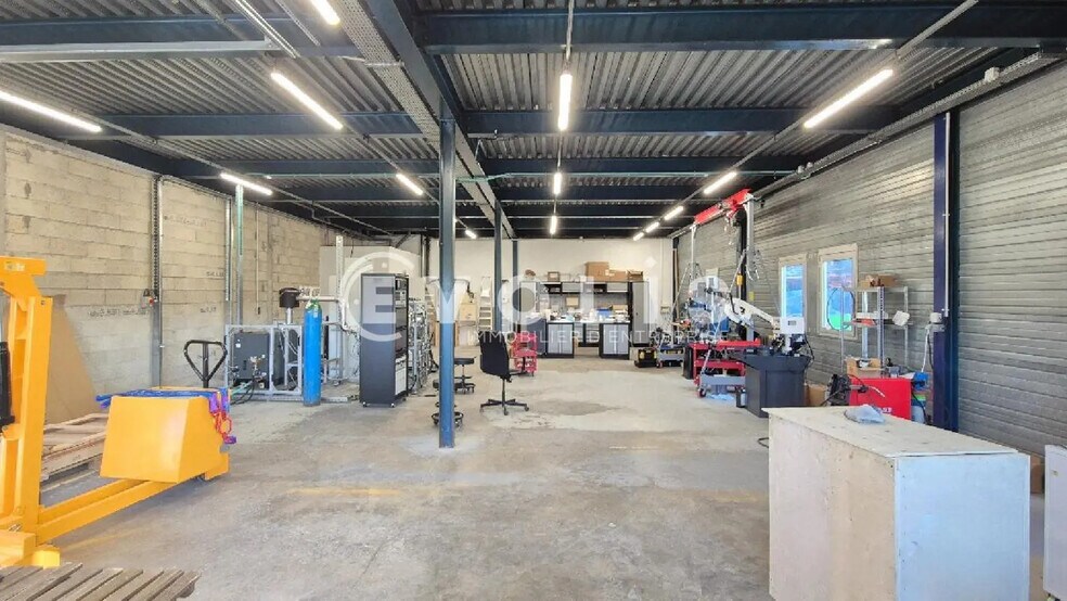 Flex in Chanteloup-en-Brie for lease - Interior Photo - Image 1 of 13