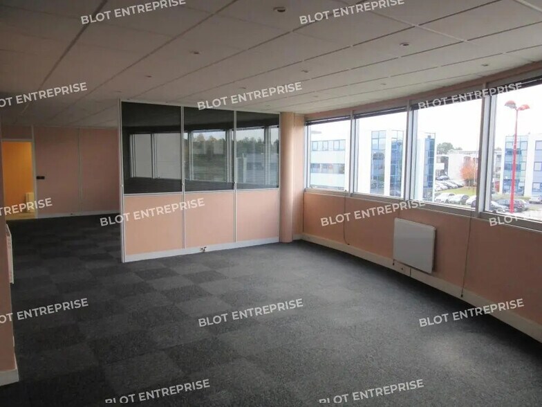Office in Saint-Grégoire for lease - Interior Photo - Image 3 of 6
