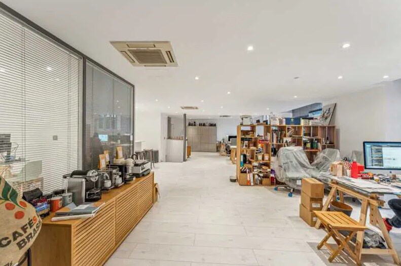Office in Paris for lease Interior Photo- Image 1 of 12