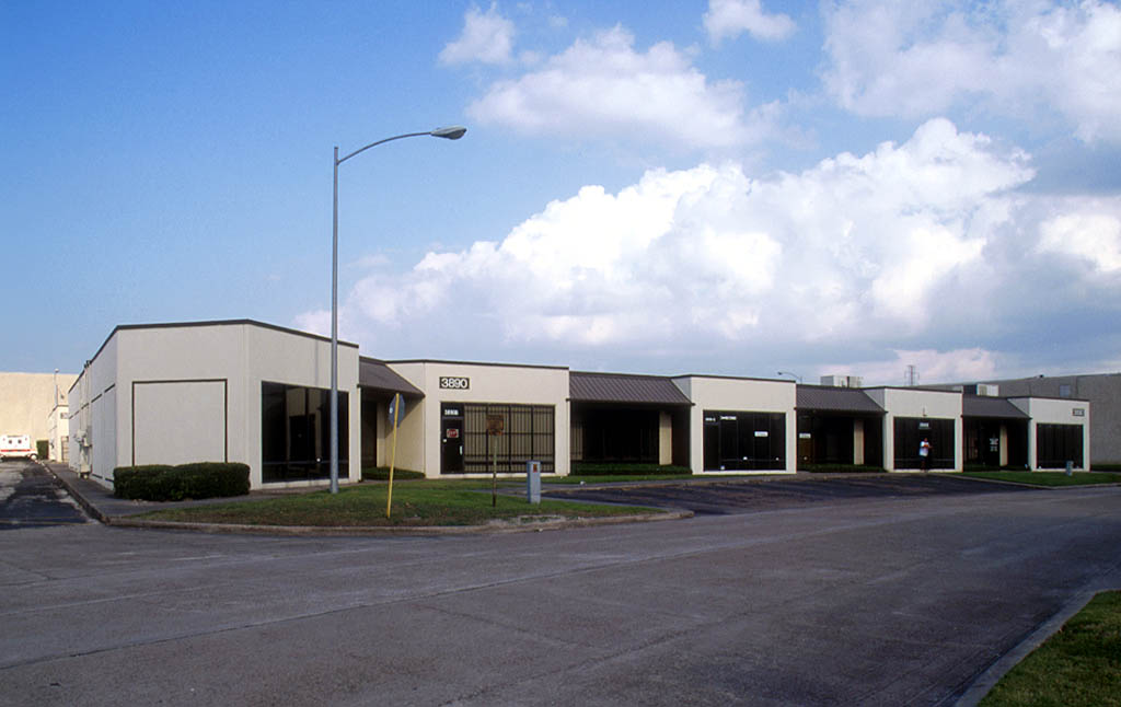3890 North Fwy, Houston, TX for lease Building Photo- Image 1 of 6