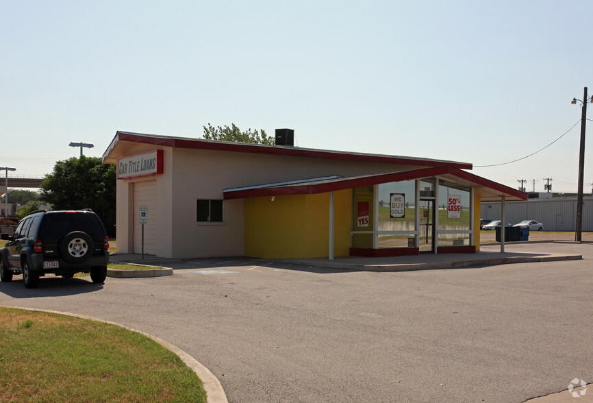 1605 S Interstate 35E, Carrollton, TX for lease - Building Photo - Image 3 of 4