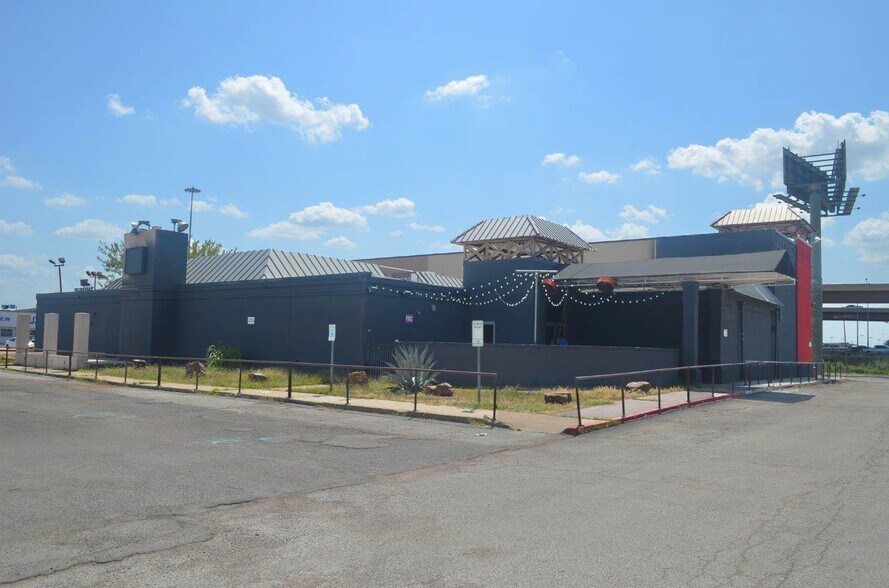 10945 Composite Dr, Dallas, TX for lease - Primary photo - Image 1 of 3