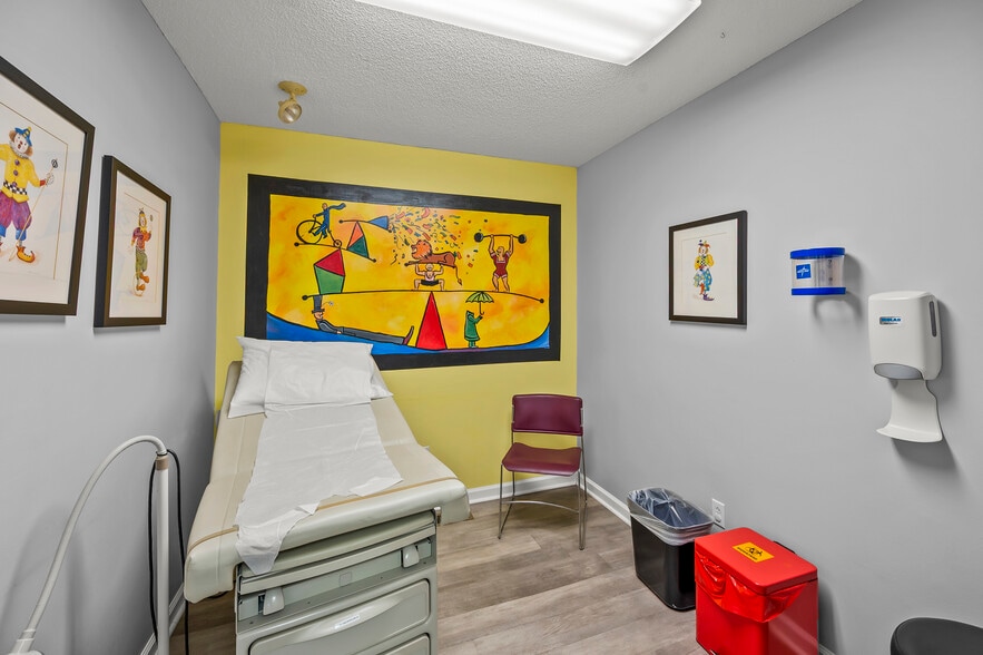 1940 Briarwood Dr, Hickory, NC for sale - Building Photo - Image 3 of 6