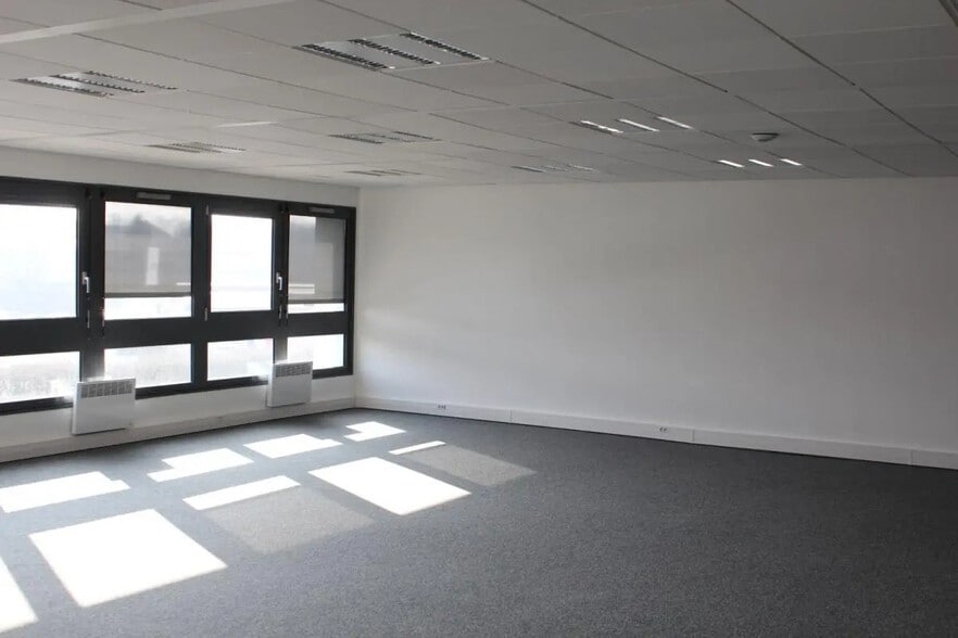 3 Avenue Le Verrier, Trappes for lease - Interior Photo - Image 3 of 6