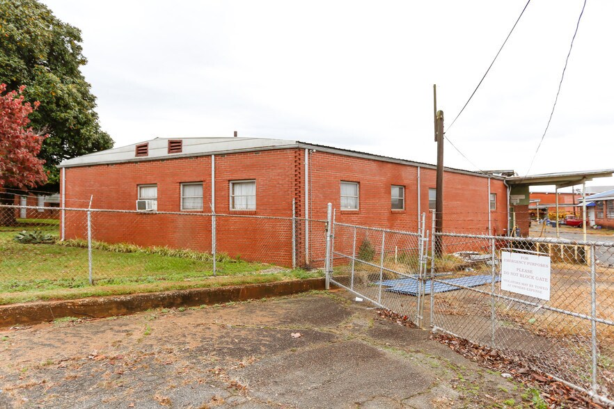 180 N Oak St, Spindale, NC 28160