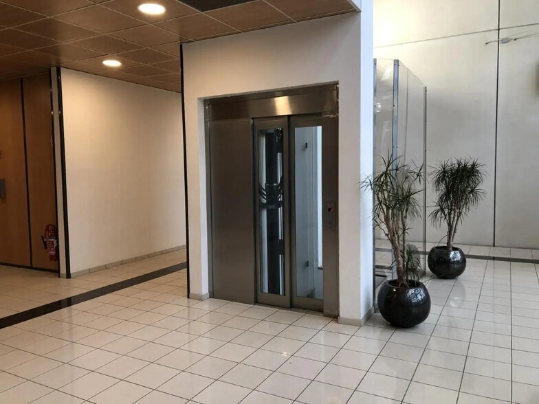 Office in Poissy for lease - Building Photo - Image 3 of 8