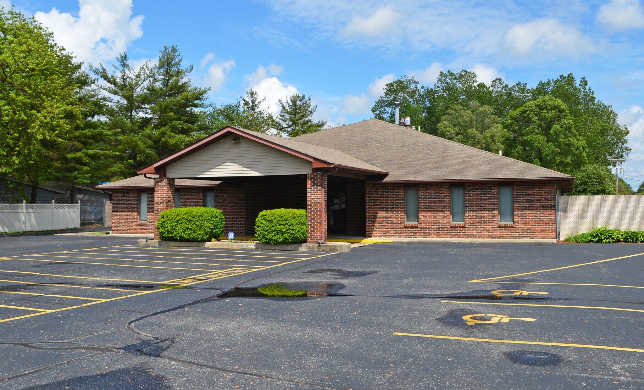 300 N 10th St, Gas City, IN 46933