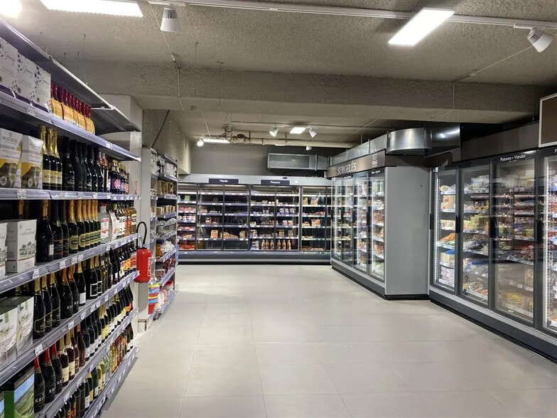 Retail in Paris for lease - Building Photo - Image 2 of 9