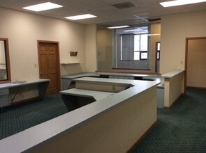 205 Washington St, Burlington, IA for lease Interior Photo- Image 2 of 23