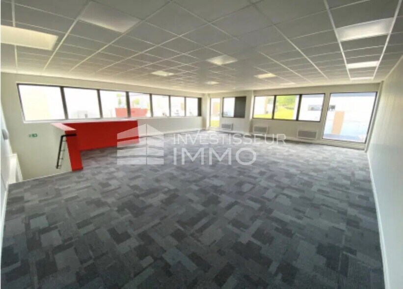 Flex in Stains for sale - Interior Photo - Image 3 of 6