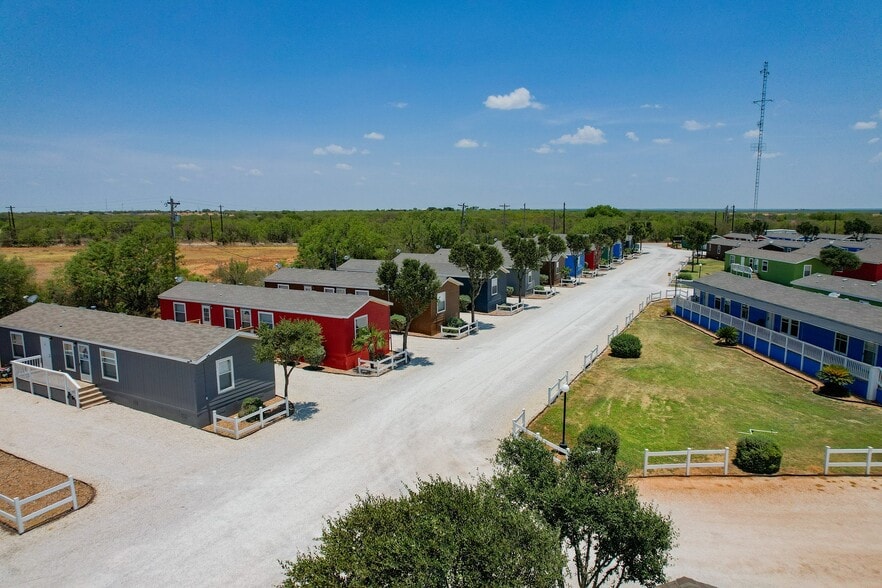 1230 County Road 3800, Dilley, TX 78017