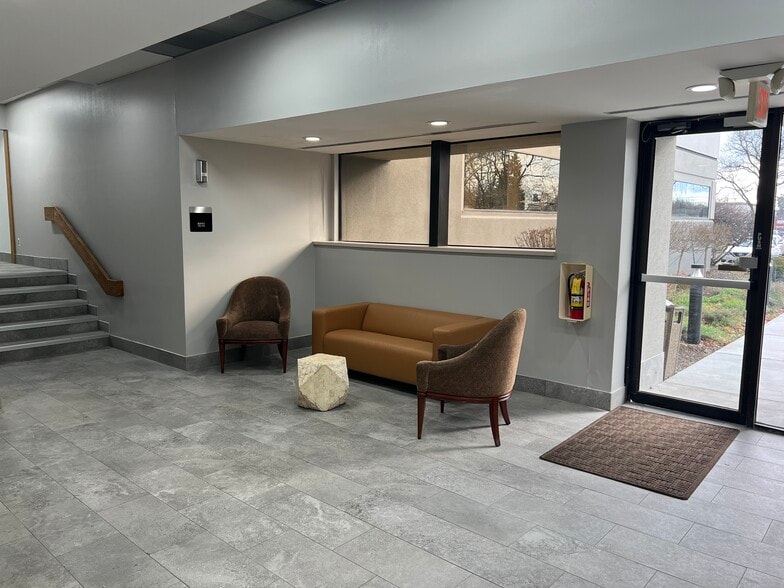 31500 W 13 Mile Rd, Farmington Hills, MI for lease - Interior Photo - Image 2 of 27