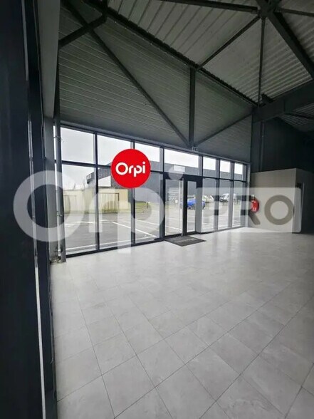 Retail in Cormontreuil for lease - Lobby - Image 2 of 4