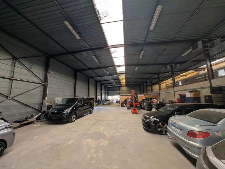 Flex in Porcheville for lease - Interior Photo - Image 3 of 10