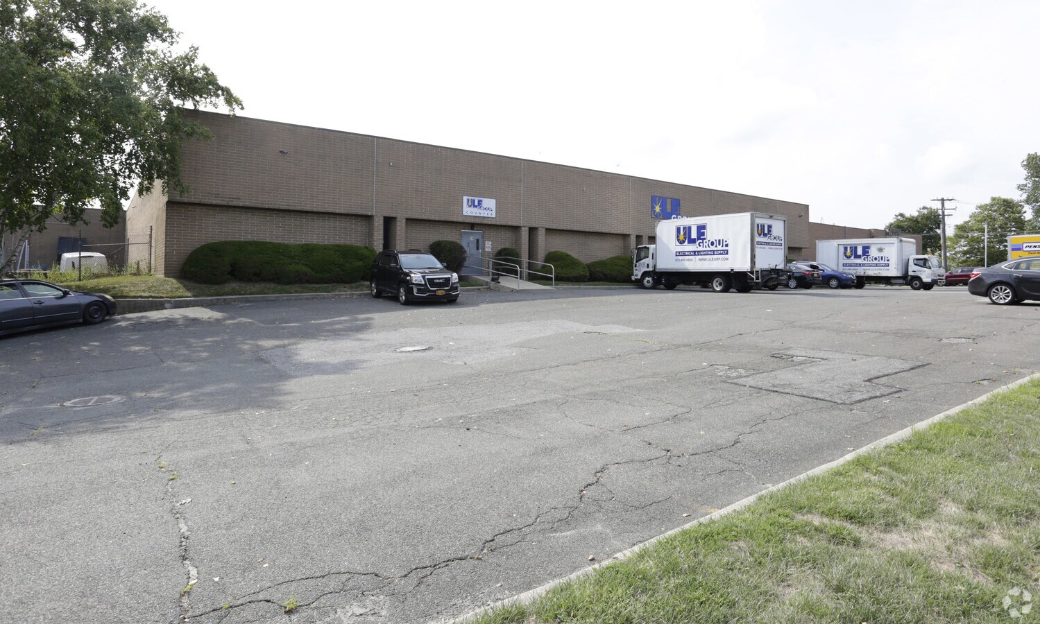 60 Hoffman Ave, Hauppauge, NY 11788