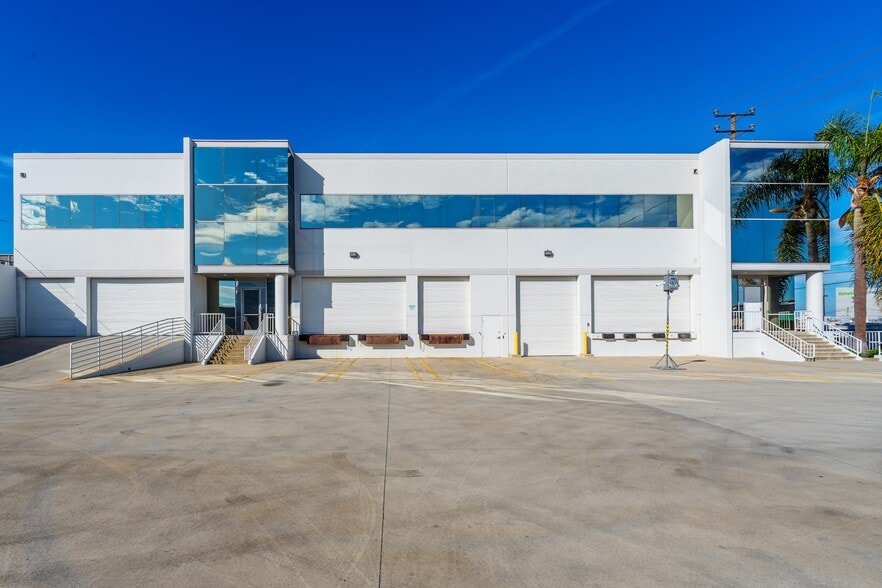 8701 Bellanca Ave, Los Angeles, CA for lease - Primary Photo - Image 1 of 2
