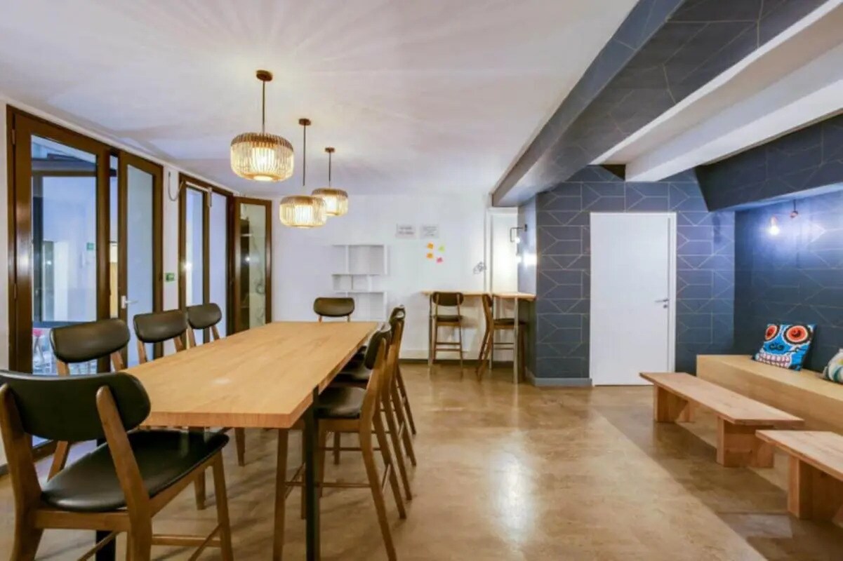 Office in Paris for lease Interior Photo- Image 1 of 6