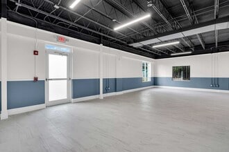 417 8th St W, Bradenton, FL for lease Interior Photo- Image 2 of 22