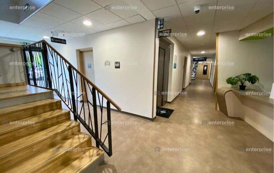 Office in Chamant for lease - Interior Photo - Image 3 of 6