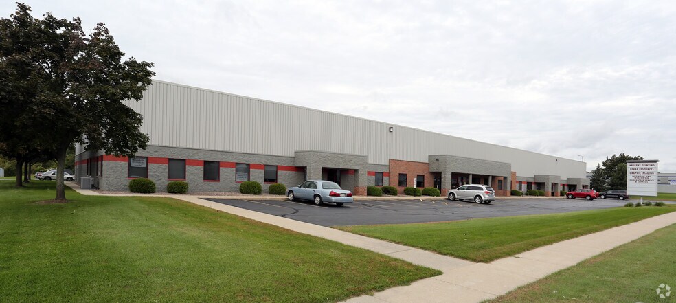 600-620 Schoenhaar Dr, West Bend, WI for sale - Primary Photo - Image 1 of 1